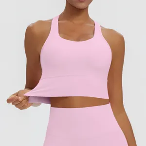 Primer plano de la elasticidad de este sujetador deportivo rosa para yoga