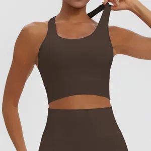 Primer plano de un sujetador deportivo marrón con espalda cruzada para yoga y fitness.