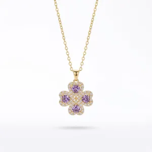 Elegante collana placcata in oro con ciondolo a trifoglio a cuore viola e zirconi