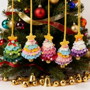 Cinco adornos de árbol de Navidad hechos a mano a ganchillo con cascabeles de oro