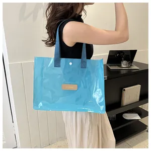 Mannequin présentant le grand sac cabas bleu transparent dans une scène de vie moderne