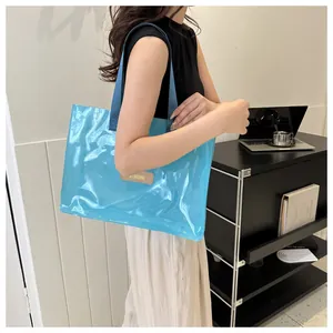 Sac cabas en PVC transparent bleu pour femme, grande capacité et design tendance.