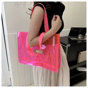 Vue détaillée d'un grand sac fourre-tout tendance en gelée rose transparent pour femme