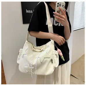 Grand sac à bandoulière en velours côtelé blanc avec d'adorables patchs d'étoiles