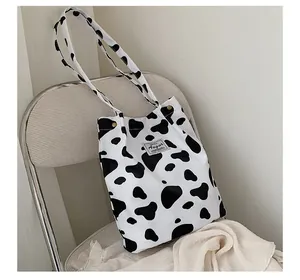 Grand sac cabas en toile avec imprimé vache, parfait pour un usage quotidien décontracté.