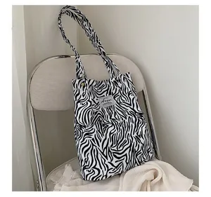 Vue détaillée du grand sac fourre-tout imprimé zèbre dans un décor minimaliste