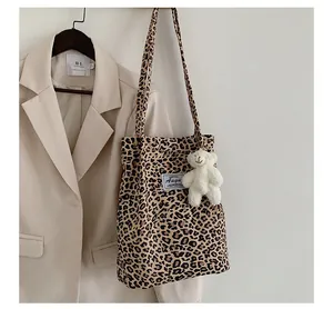 Sac fourre-tout à imprimé léopard avec un mignon ours blanc, style décontracté chic.