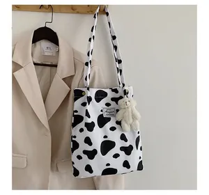 Sac cabas décontracté en toile avec imprimé vache noir et blanc et porte-clés ours