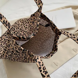 Elegante borsa shopper con stampa leopardata, grande capacità e manici resistenti.