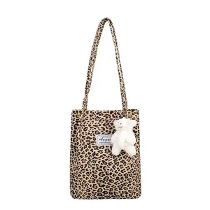 Borsa tote in tela leopardata con spalline lunghe e portachiavi orsetto di peluche bianco