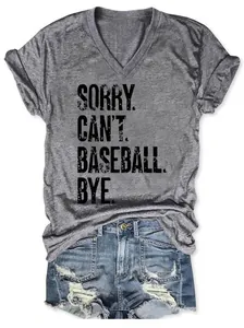 Détail d'un t-shirt gris à col en V pour femme avec inscription sur le thème du baseball