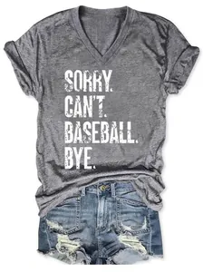 Détail du t-shirt gris à col en V avec impression graphique 'Sorry Can't Baseball Bye'