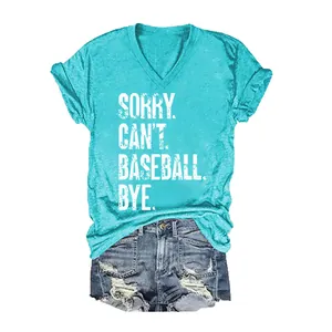 Gros plan d'un t-shirt femme turquoise à col en V avec imprimé 'Sorry Can't Baseball'