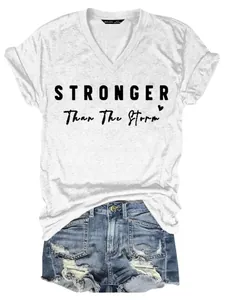 Détail d'un t-shirt blanc à col en V pour femme avec inscription Stronger Than The Storm