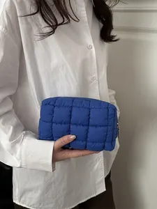 Leuchtend blaue gesteppte Kosmetiktasche in Wolkenform für tragbare Aufbewahrung
