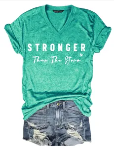 T-shirt vert col en V imprimé 'Stronger Than The Storm' et short en jean court