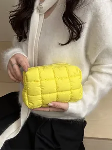 Gelbe gesteppte Puffer-Kosmetiktasche mit Karomuster, klein und tragbar für Damen