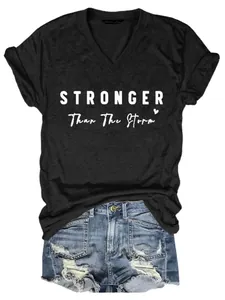T-shirt noir décontracté à col en V avec imprimé texte Stronger Than The Storm