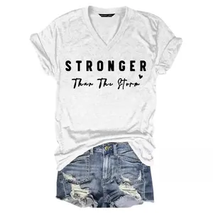 T-shirt blanc décontracté à col en V pour femmes avec imprimé Stronger Than The Storm