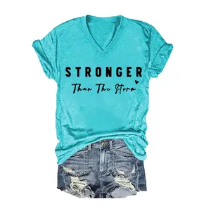 T-shirt turquoise à col en V pour femme avec imprimé Stronger Than The Storm