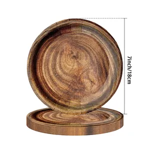 Vue détaillée d'assiettes en papier jetables de 7 pouces avec grain de bois rétro.