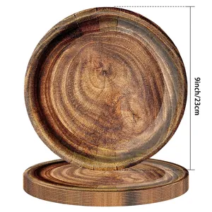 Gros plan d'assiettes jetables de 23 cm avec texture de grain de bois vintage