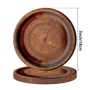 Vue rapprochée d'une assiette jetable de 18 cm au motif grain de bois pour fête rustique
