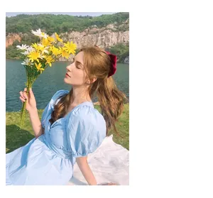 Lifestyle-Collage zeigt künstliche Gänseblümchen als Fotorequisiten für ein Model.
