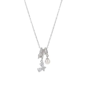 Collier papillon élégant en acier titane avec zircons scintillants et perle.