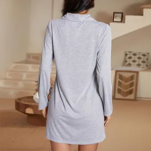 Vue arrière de la chemise de nuit grise à manches longues pour femmes avec col à revers
