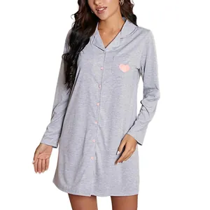 Chemise de nuit grise à manches longues pour femmes avec joli imprimé cœur rose.