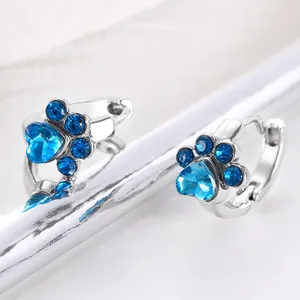 Elegantes pendientes de aro con pata de gato y vibrantes cristales azules de corazón