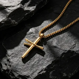 Goldene Kreuzkette aus Titanstahl für Herren auf dunklem Stein, Hip-Hop-Stil