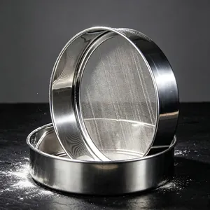 Detailansicht eines Mehlsiebs aus Edelstahl 304 mit einem ultrafeinen 60-Mesh-Sieb