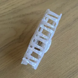 Vue détaillée d'une grande pince à cheveux nacrée blanche pour accessoires de mariée