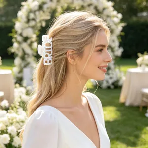 Détail de la pince à cheveux 'BRIDE' en strass blancs portée par une mariée blonde