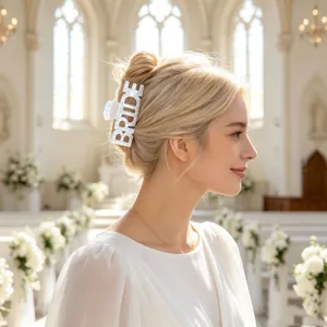 Pince à cheveux de mariée avec fini sirène sur un mannequin dans un cadre de mariage