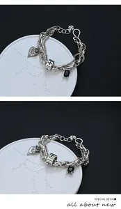 Dettaglio ravvicinato di un braccialetto hip-hop argento con zircone nero e croce