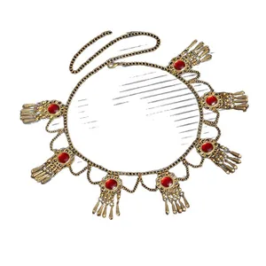 Cintura a catena in metallo dorato vintage con gemme rosse e nappe stile etnico