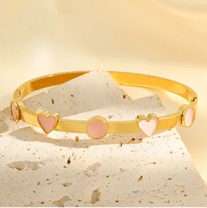 Vue détaillée du jonc plaqué or 18K avec cœurs en émail rose sur pierre