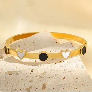 Vue détaillée d'un bracelet en acier titane plaqué or 18 carats avec cœurs et cercles.