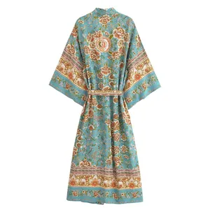 Böhmischer langer Blumenkimono-Strickmantel mit Gürtel, Rückansicht in Türkis-Farbe