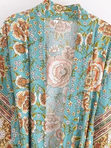 Detailansicht des großen Blumenmusters auf dem türkisfarbenen Kimono-Cardigan-Stoff
