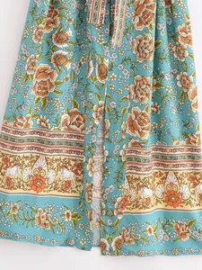 Nahaufnahme von lebhaftem Blumendruck und filigranem Bordürenmuster auf Viskose-Kimono
