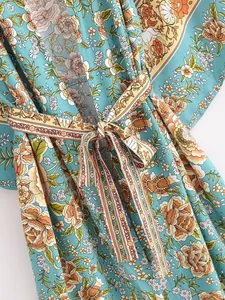 Makroansicht des böhmischen Blumendrucks und der Taillenbindung am Viskose-Kimono