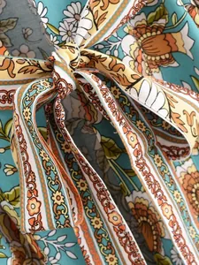 Detailaufnahme des aufwendigen böhmischen Blumendrucks und des Gürtels eines Rayon-Kimono-Cardigans