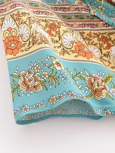 Detailansicht des böhmischen Blumenmusters am Saum eines langen Kimono-Cardigans