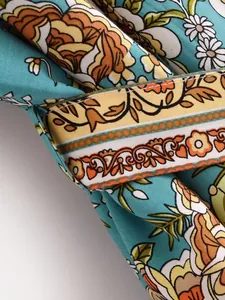 Makroaufnahme des Gürtels mit Boho-Blumendruck und weichem Viskosestoff am Kimono-Cardigan