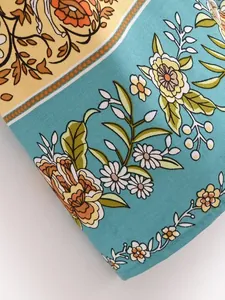 Detailansicht von hochwertigem Rayon-Stoff mit komplexem böhmischem Blumenmuster