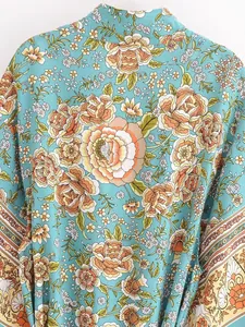 Nahaufnahme des detaillierten blaugrünen und orangefarbenen Blumendrucks auf einem Kimono